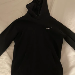 Nike Svart Vintage Hoodie - Svart nike vintage hoodie i väldigt bra skick för att vara vintage säljes. Storlek M.