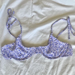 Lila bikinitopp - Superfin lila bikinitopp från SHEIN med blommor på, perfekt nu till sommaren🌻 i storlek M men skulle säga att den passar S också då SHEIN är lite mindre i storlekarna! Säljer då den är för liten för min smak, köpt här på plick för 90kr, aldrig använd av varken mig eller tidigare ägare, endast testad!✨ säljer för 70kr + frakt eller kom med eget bud 🌿 (lite svårt att göra färgen rättvisa på bilder)