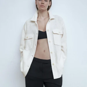 Zara skjortjacka XS - Jacka från Zara i oversize modell köpt förra sommaren använd en gång. Bra kvalitet, lite tjockare. Köptes för ca 500