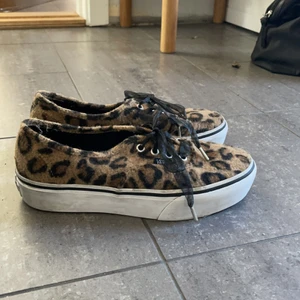 Vans leopard skor i storlek 40 - Skorna är i gott skick 