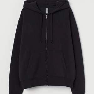 Svart zip up hoodie från hm i så skönt material. Säljer då jag inte får användning av den😊