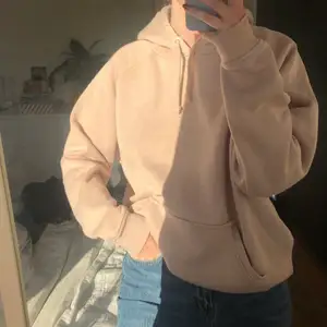 Skön beige hoodie från Bikbok🤎 (ser ljusrosa ut i solen men är lite ”mörkare” beige irl) står L på lappen men passar mig bra som är en S så skulle nog säga att den ungefär är en S! Kan frakta också! (köparen står isåfall för frakten)