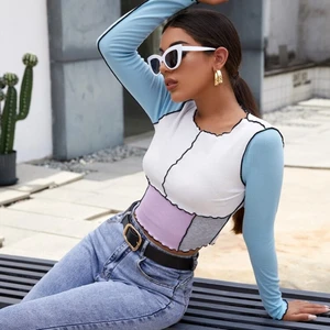 Otroligt fin topp med färgblock  - Otroligt fin topp med bara en defekt som är ett blyertspänne liknande litet hål vid ena främre  armen . Syns inte och går att fixa till därav det billiga priset . Märkte av detta idag vilket tyder på att det inte är synligt 😆 