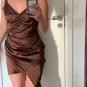 Satin klänning  - Denna sjukt fina klänningen i satin säljer jag nu då jag råkade beställa två likadana. Den är i storlek 36 och passar jätte bra på mig som oftast är en S. Man får den kvar i påsen och har aldrig öppnat förpackningen. Känn dig fri att skicka pm vid frågor💕