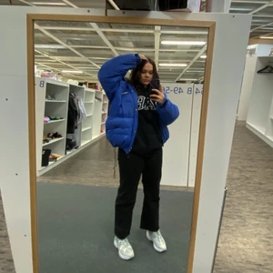 Oversized dunjacka - As fet vinterjacka, använder inte längre då jag har en annan. Köpt på second hand, använd typ 2 gånger. Superskön med en STOR luva.
