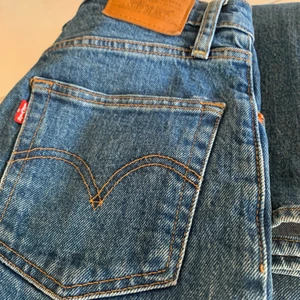 Levis jeans  - Ett par äkta Levis jeans💗 Köpa för cirka ett halv år sedan💗 Inte mycket andvända, super bra skick💗 Raka i benen💗 Hög midja💗 Mörk blå💗 Köpta för 1100kr💗