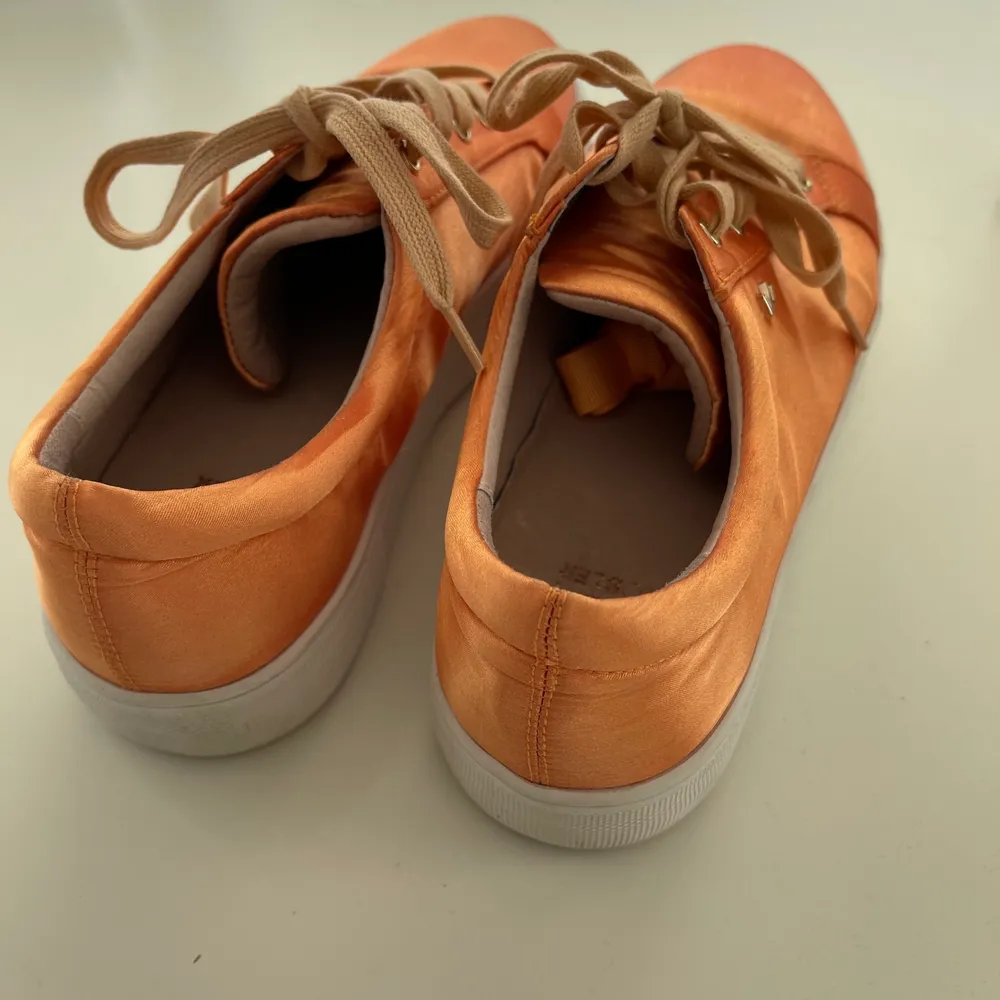 Superfina skor, köpte på Plick men tyvärr för små för mig 😢 jag har använt dom en gång, och de är i väldigt fint skick 😊 . Skor.