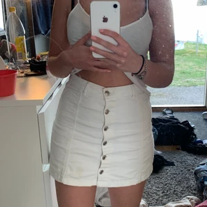 Kjol storlek 36 - Superfin vit kjol ifrån gina som tyvärr är lite kort för mig. Storlek 36 och är som en S men dock lite kort (jag är 167cm)