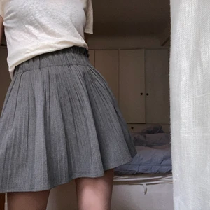 Kjol - Preppig kjol i tjockare material från zara. Endast använd vid  enstaka tillfällen🤍 