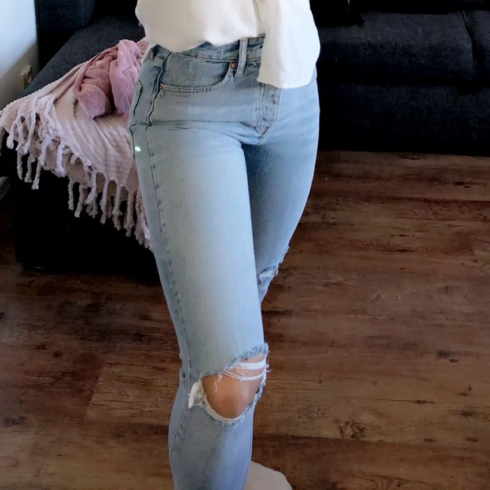 Ett par jeans från Gina som är lite tajtare i modellen men som ändå har ”mom” fitten! Dessa är i storlek 34, så fina men tyvärr för små! Kontakta vid fler frågor!💓. Jeans & Byxor.