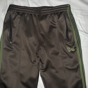 Rare needles brown/green -  Skit snygga bruna Needles från 2019 som är svåra att få tag i. Säljer dom för att dom var för små för mig men passar skitbra om man är runt 160-170cm,    Jätte bra skick!! 