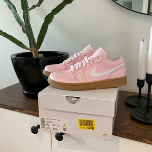 Jordan 1 low arctic pink gum  - Säljer ett par Air Jordan 1 low arctic pink gum i storleken 36,5!  Skorna är helt nya och kvitto finns självklart! Bara skicka ett meddelande om man vill ha mer bilder eller veta nått om skon😊