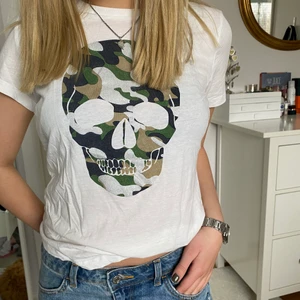 T-shirt - Super snygg Zadig liknande t-shirt. Köpt för några år sedan. Knappt använd.