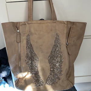 Väska - jättefin väska som är perfekt till skolan mm😊