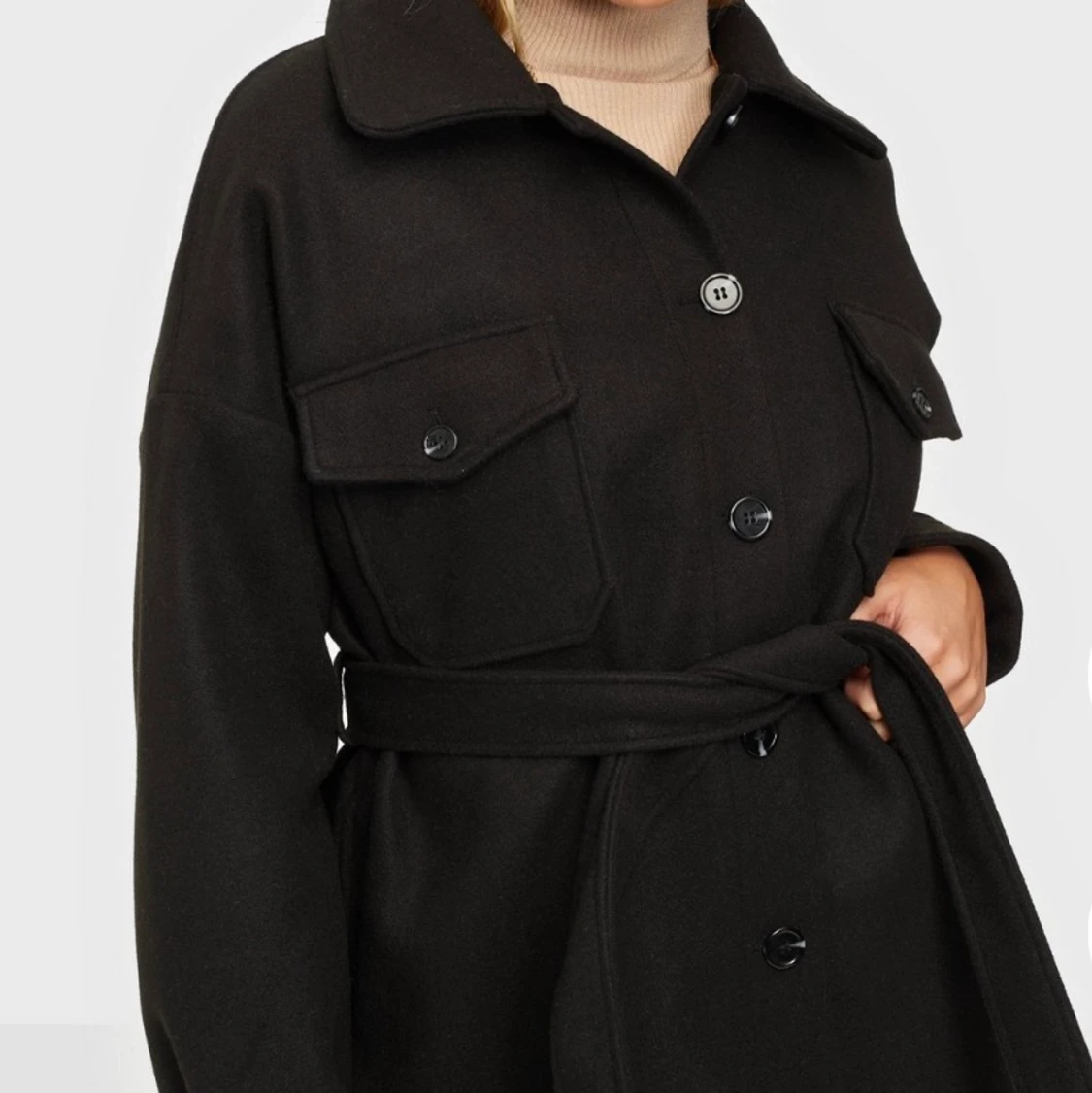 Jacka med bälte i midjan 