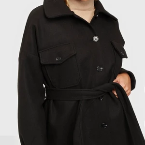 Jacka med bälte i midjan  - Använt endast några gånger, så gott som nyskick! Tjockare tyg och modellen är oversize, Storlek 36. pris 400kr Nypris 699. (Går att förhandla om priset💕) 