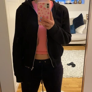 Svart ziphoodie - En svart ziphoodie från hm storlek s. Bra skick. 100kr+63 frakt
