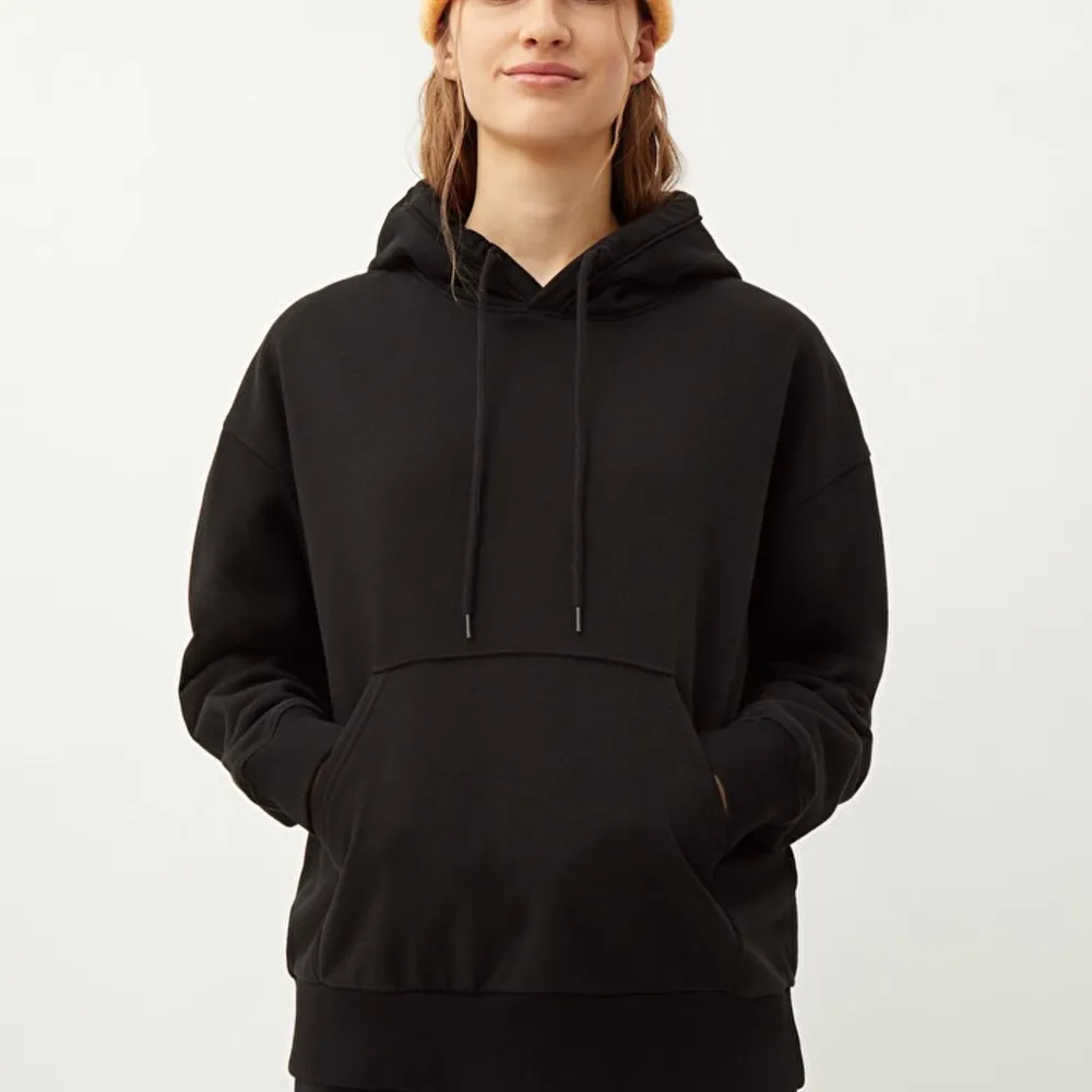 Basic svart skön hoodie från Weekday i storlek S, kan passa XS-L. Aldrig använd, bara spegeln som e smutsig:). Hoodies.