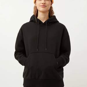 Basic svart skön hoodie från Weekday i storlek S, kan passa XS-L. Aldrig använd, bara spegeln som e smutsig:)
