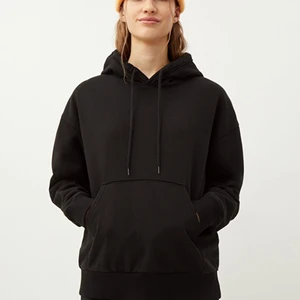 Svart hoodie från Weekday  - Basic svart skön hoodie från Weekday i storlek S, kan passa XS-L. Aldrig använd, bara spegeln som e smutsig:)