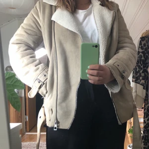 Mjuk biker-jacka - Biker-inspirerad jacka med mjukt teddy material som foder. Mjuk och go💕 köparen betalar frakt