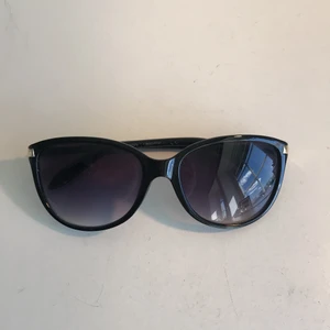 Svarta solglasögon  - Svarta solglasögon med lite rundare form och guldmedaljer på kanterna, har användt en del men fortfarande i bra skick. Passar till flera olika outfits🧚🏻‍♂️