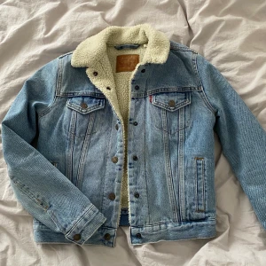 Levi's jeansjacka fodrad - Jeansjacka från Levis, superbra skick! Storlek xs 💘 frakt inkluderad 💘