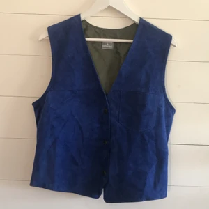 Blå väst i mocka  - Cool blå väst i mocka, köpte den secondhand men inga hål eller andra skador på den. Passar till många olika outfits💙🧚🏻‍♂️ står inte storlek men skulle säga att den är ungefär M-L 