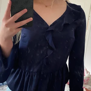 Andrea Hedenstedt NA-KD blus  - Hej! Min blus från NAKD har blivit för liten i armarna och jag kan inte använda den😕  den är använd några gånger men den ser helt ny ut inga fläckar😌 jag hoppas den kan komma till användning❤️ st 34