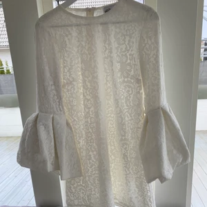 Studentklänning  - Så himla fin klänning från det populära märket Ellibeth. Aldrig använd alltså väldigt fint skick! Klänningen är i storlek S men skulle säga att den passar S/M. Perfekt nu till studenten/midsommar och andra fina tillfällen. 