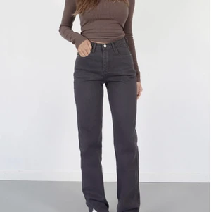 Jeans med slits - Ett par superfina och super bekväma brun gråa jeans med slits! Helt oanvända som jag nu säljer! 