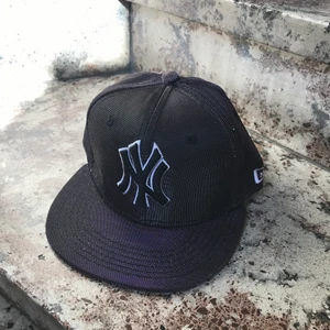 Lila keps  - En super cool lila keps med skimrande glitter. Ej justerbar men finns 1x strl: 53cm. 2x strl: 56cm. 2x strl: 57cm. 2x strl: 58cm.