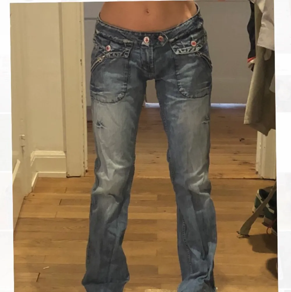 Jätte snygga lågmidjade jeans med coola detaljer! Säljer endast för att jag behöver pengar.💕. Jeans & Byxor.