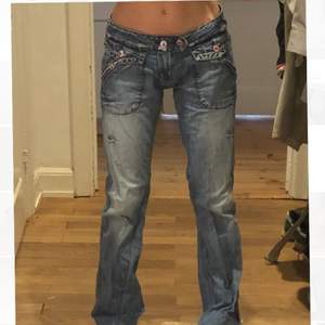 Jätte snygga lågmidjade jeans med coola detaljer! Säljer endast för att jag behöver pengar.💕