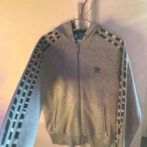 Adidas hoodie Strl M - En oversized hoodie med zebra inspirerat mönster på strecken...jätte fin men har tyvärr inte använt så mycket💕(köparen står för frakten)