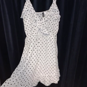 Prickig sommarklänning  - Finaste klänningen som är perfekt till sommaren, med lite vintage känsla🍒 köpt här på Plick men tyvärr lite för stor för mig, står att det är en strl 40 men skulle säga att den passar en M✨Klänningen har också lite som en slits på vänster sida (höger på bilden)💗 det är en liten fläck som syns knappt på sömmen ner till (köparen står för frakten) /Lisa