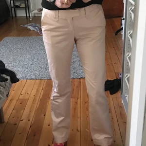 Filippa K byxor - Säljer dessa snygga lågmidjade rosa kosymbyxor från Filippa K. Är liten i storleken, så skulle passa bäst en S eller XS.