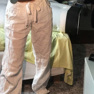 Linnebyxor, strl 36/38 - Intressekoll på dessa vita linnebyxor i strl 36 (passar ungefär S-M beroende på hur man vill att de ska sitta).  Jag är ca 163 och de passar bra i längden. Skriv i Dm om ni är intresserade eller har några frågor💕