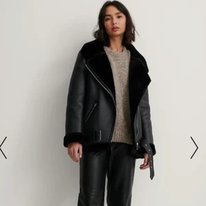 Fodrad skinnjacka NAKD - Superfin jacka i väldigt bra skick! Storlek 36 men oversized☺️ nypris 1000kr