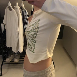 Fjärils - topp - Fin topp med speciel skärning nertill. Frakten är inräknad i priset. Annars så kan jag även mötas upp i Stockholm. Kontakta mig vid frågor!!🤠