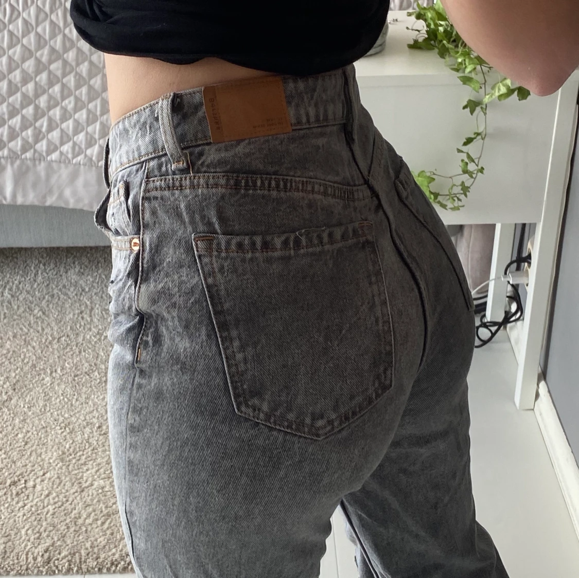 Gråa slitna momjeans