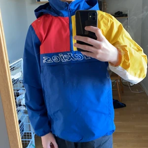 Dickies jacka - Tunn dickies jacka i vintage stil. Jackan är i storlek S o passar bäst om man är mellan 170-178, men passar även väldigt bra om man är några cm längre eller kortare. Jag har bara använt jackan några fåtal gånger så den är fortfarande i väldigt bra skick.