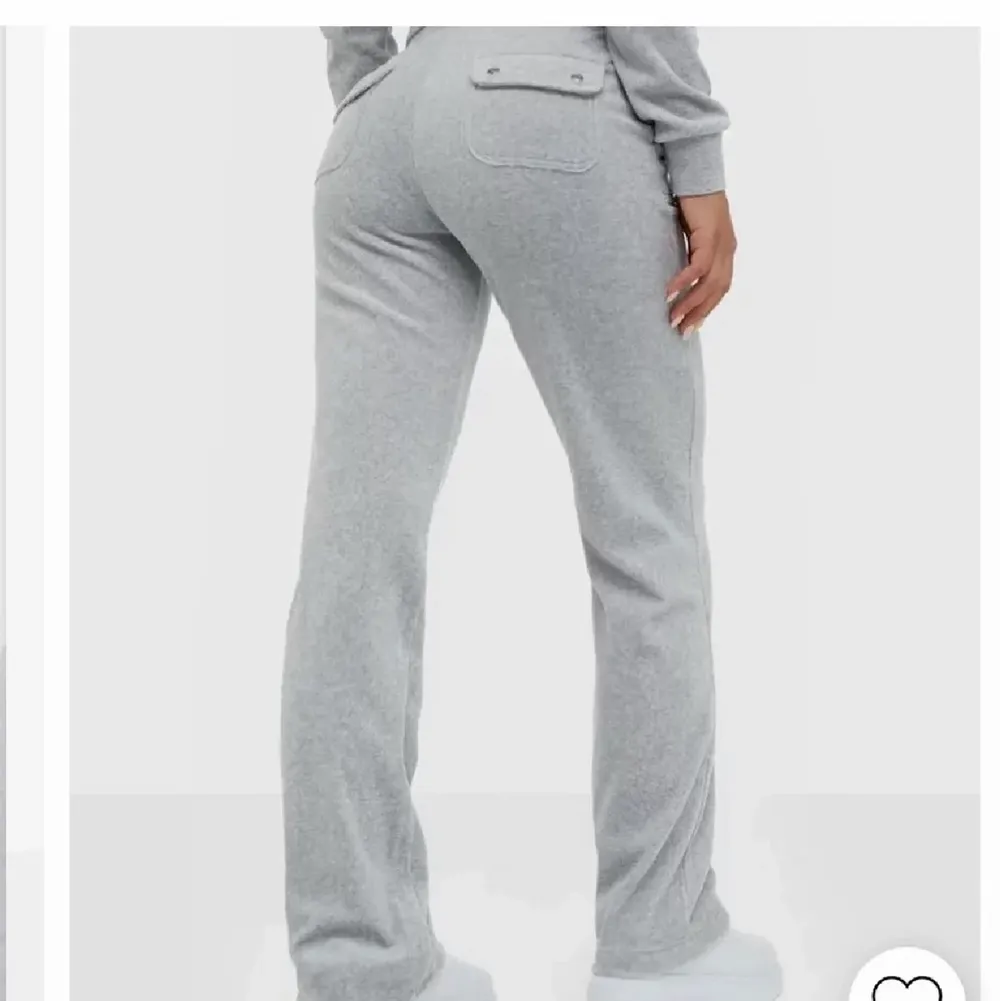 Söker dessa byxor exakt som på bilder för ett bra pris eller om man vill göra ett byte med något från min profil. Jeans & Byxor.