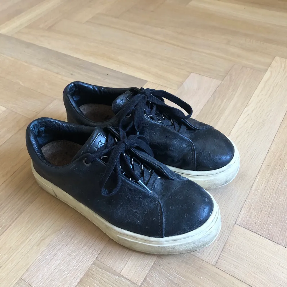 Eytys sko i modellen Doja, storlek 39. Skinn med ”prickar” i, finns inte att köpa längre. Använda men i fint skick, hela och rena. . Skor.