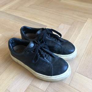 Eytys sko i modellen Doja, storlek 39. Skinn med ”prickar” i, finns inte att köpa längre. Använda men i fint skick, hela och rena. 