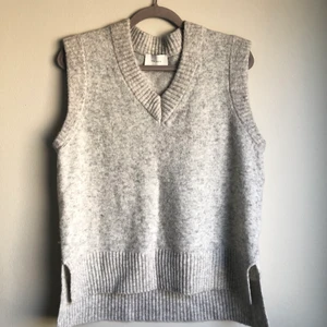 Stickad väst - Stickad väst från Neo Noir köpt denna hösten, aldrig använd. Storlek M, passar även S. Ord.pris 749kr. 