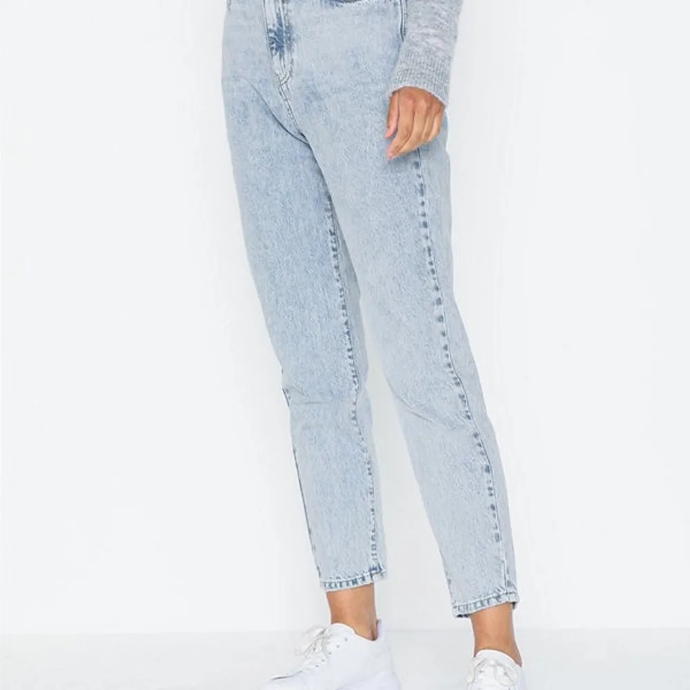 Säljer mina älskade mom jeans nu när jag har gått ner i vikt passar dom tyvärr inte längre dom hann inte bli så mycket använda så dom är så gott som nya. Modell: DAGNY Gina tricot, str: 44 (passar även 40/42) kan frakta men köper står för frakt. Jeans & Byxor.
