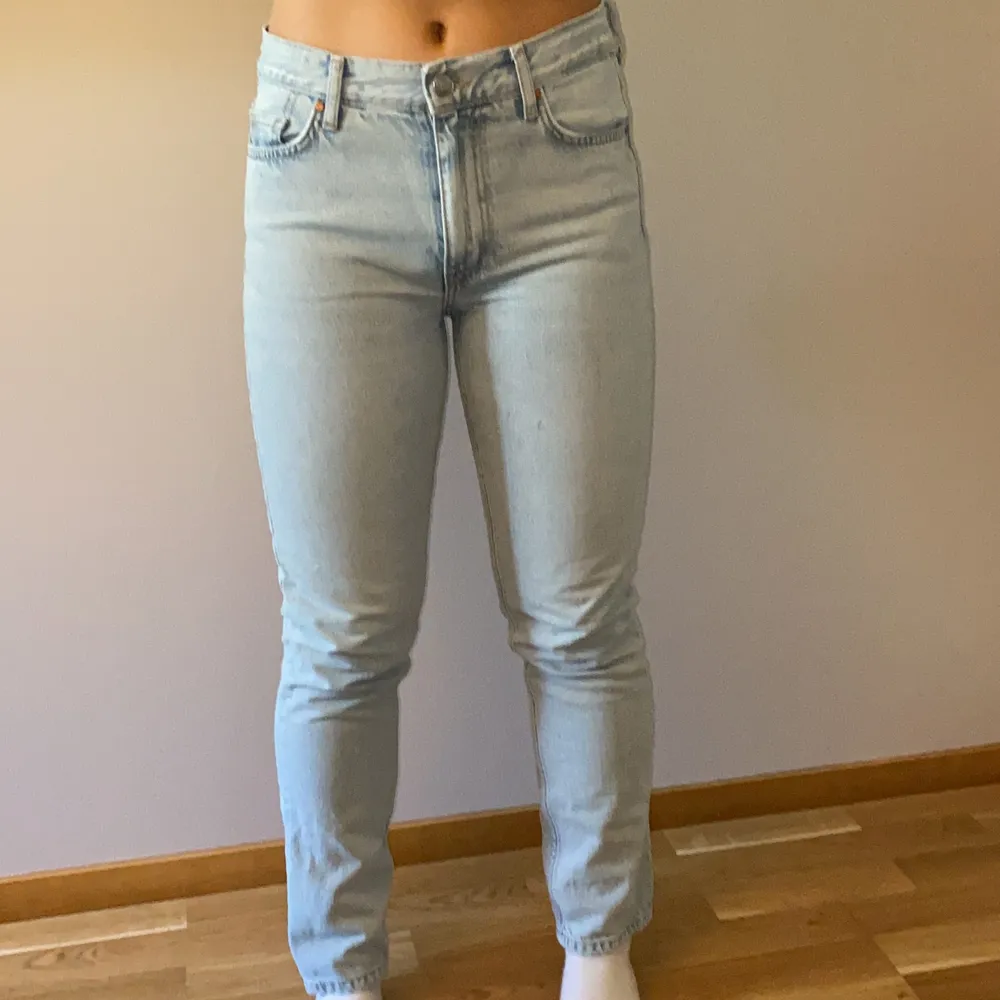 Ljusblåa jeans från BikBok. Modellen är 160. . Jeans & Byxor.