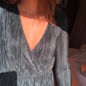 Plisserad topp från Gina Tricot storlek S - Jättefin, mörkgrön topp från Gina Tricot! Kan mötas i Linköping annars tillkommer frakt ☺️ 