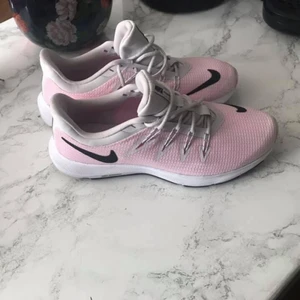 Nike  - NYA!! Träningsskor ifrån Nike, vet ej vad modellen heter. 400kr eller bud. Som sagt helt oanvända finns inget fel på dom. Nypris runt 800-1000kr. Storlek 38,5